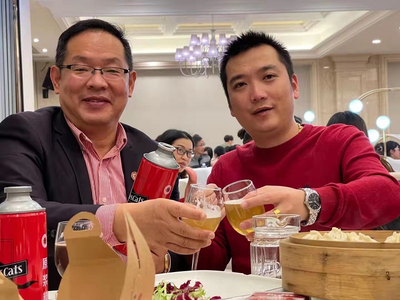 李总和平碰杯2.jpg